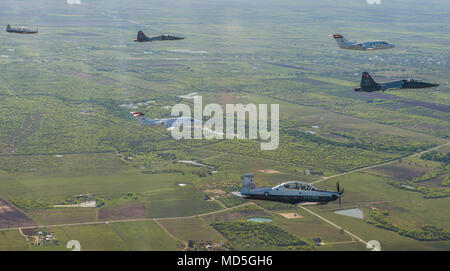 Freedom Flyer Reunion è un evento annuale della United States Air Force che celebra gli ex prigionieri di guerra della guerra del Vietnam e il loro ritorno durante l'operazione Homecoming nel 1973. L'immagine d'archivio registra gli aerei T-6 Texan II, T-1 Jayhawk e T-38 Talon volati dal 560th e 99th Flying Training Squadron in formazione diversa sopra Joint base San Antonio-Randolph, Texas, il 20 marzo 2018. Foto Stock