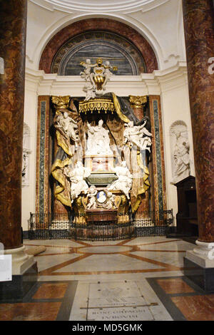 Una delle numerose cappelle laterali all interno della chiesa di San Ignazio di Loyola. La Chiesa di Sant Ignazio di Loyola a Campo Marzio (Italiano: Chiesa di Sant' Foto Stock