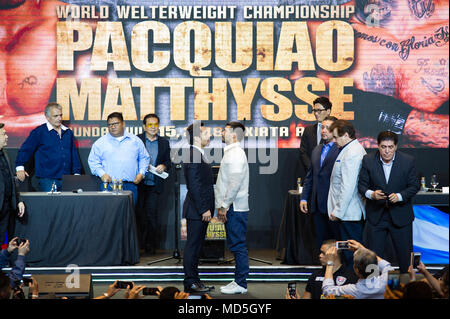 Paranaque City, Filippine. Xviii Apr, 2018. Face-off tra WBA Welterweight Champion Lucas Matthysse e combattere il senatore Manny Pacquiao Credito: Noel Tonido/Pacific Press/Alamy Live News Foto Stock