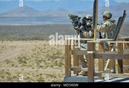 Pfc. Jeff Gruber, un fante con 4° Battaglione, 6° Reggimento di Fanteria, 3° Brigata corazzate contro Team fornisce acqua per il suo compagno di squadra, PFC. Benjamin Mondesir a Malakhand Live Fire Village, Orogrande, N.M., Marzo 20, 2018. La tua squadra occupato l'area come parte di un noncombatant operazione di evacuazione di missione. (U.S. Esercito foto di Sgt. Kris Bonet) Foto Stock