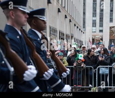 La città di New York per il giorno di San Patrizio Parade partecipanti guardare NEGLI STATI UNITI Air Force Guardia d'onore passare da durante la parata, Marzo 17, 2018. Il team ha partecipato per il giorno di San Patrizio sfilate in entrambe le città di New York e Boston con entrambi facenti parte della Guardia d'onore del nordest degli Stati Uniti tour di outreach di reclutare, conservare e ispirare gli avieri. (U.S. Air Force foto di Airman 1. Classe Valentina Viglianco) Foto Stock