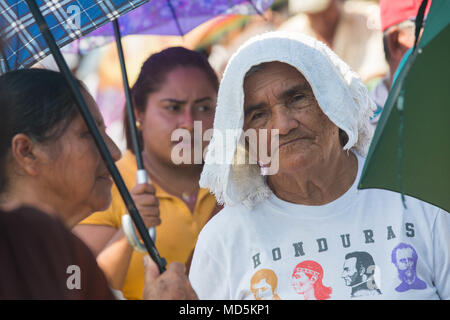 180320-A-WO440-0101 PUERTO CORTES, Honduras (20 marzo 2018) Hondurans attendono un trattamento medico presso il Roosevelt scuola di Puerto Cortes, Honduras, durante continuando promessa 2018. Stati Uniti Forze Navali Comando meridionale/STATI UNITI 4a flotta ha dispiegato una forza di eseguire continuando la promessa di comportamento civile-militare comprendente le operazioni di assistenza umanitaria, impegni di formazione e medico, dentista e supporto di veterinari in uno sforzo per mostrare il supporto degli Stati Uniti e di impegno per l'America centrale e del Sud. (U.S. Esercito foto di Spc. Dakota giovani/ rilasciato) Foto Stock