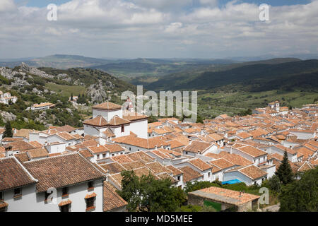 Vista su bianco andaluso village, Grazalema, Sierra de Grazalema parco naturale, Andalusia, Spagna, Europa Foto Stock