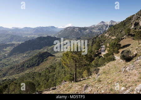 I picchi di El Simancon e El Reloj con la Sierra del Pinar montagne dal mirador del Puerto de las palomas, Sierra de Grazalema Parco naturale Foto Stock