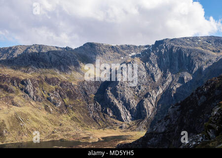 Per i seniores cresta sopra Idwal Lastre in Glyderau montagne del Parco Nazionale di Snowdonia. Cwm Idwal, Ogwen, Wales, Regno Unito, Gran Bretagna Foto Stock