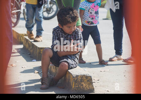 180320-A-WO440-0108 PUERTO CORTES, Honduras (20 marzo 2018) Hondurans attendono un trattamento medico presso il Roosevelt scuola di Puerto Cortes, Honduras, durante continuando promessa 2018. Stati Uniti Forze Navali Comando meridionale/STATI UNITI 4a flotta ha dispiegato una forza di eseguire continuando la promessa di comportamento civile-militare comprendente le operazioni di assistenza umanitaria, impegni di formazione e medico, dentista e supporto di veterinari in uno sforzo per mostrare il supporto degli Stati Uniti e di impegno per l'America centrale e del Sud. (U.S. Esercito foto di Spc. Dakota giovani/ rilasciato) Foto Stock