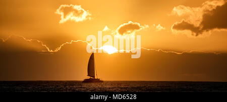 Sailboat at sunset off Kauai coast. Hawaii Foto Stock