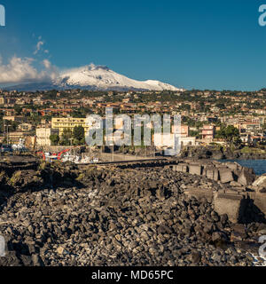 12-28-2016. Catania, Sicilia, Italia. Il vulcano Etna visto da Ognina. Foto Stock