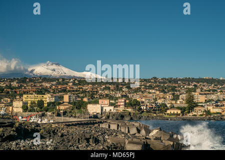 12-28-2016. Catania, Sicilia, Italia. Il vulcano Etna visto da Ognina. Foto Stock