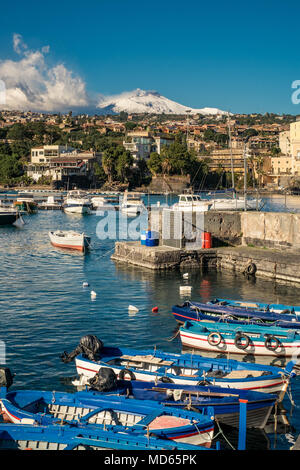 12-28-2016. Catania, Sicilia, Italia. Il vulcano Etna visto da Ognina. Foto Stock