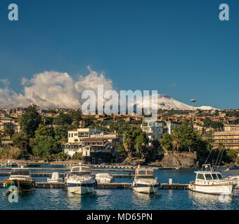 12-28-2016. Catania, Sicilia, Italia. Il vulcano Etna visto da Ognina. Foto Stock