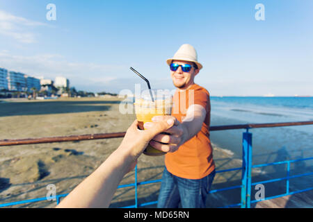 Uomo e donna le mani vicino la holding frappe tazza da caffè Foto Stock