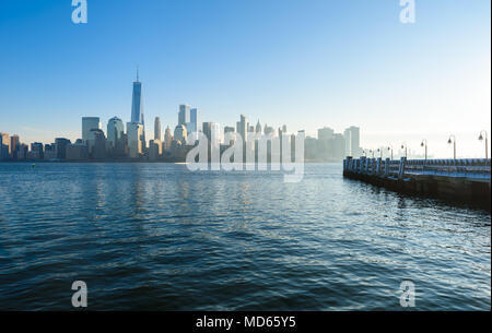 Vista panoramica di New York Manhattan oltre il fiume Hudson da Liberty State Park in inverno. New Jersey, USA. Foto Stock
