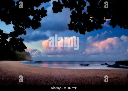 Tramonto sulla Spiaggia Lumahai. Kauai, Hawaii Foto Stock