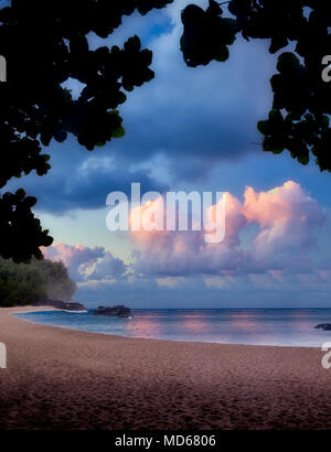 Tramonto sulla Spiaggia Lumahai. Kauai, Hawaii Foto Stock