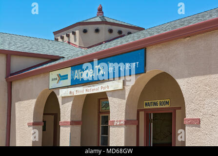 Texas, Contea di Brewster, Alpine, Amtrak railroad station commissionato nel 1946, la Missione spagnola in stile Revival Foto Stock