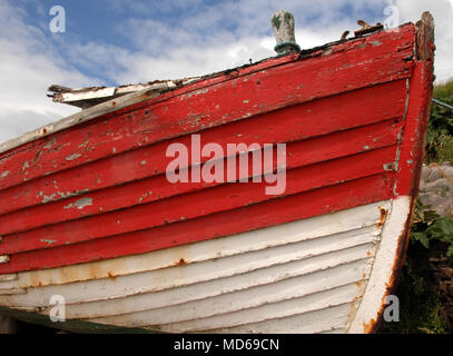 Il bianco e il rosso barca a remi ormeggiate sulla Westcoast of Ireland Foto Stock