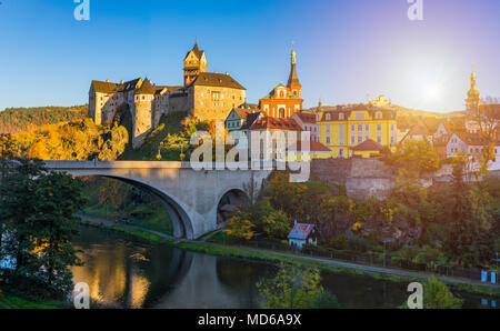 Colorata città e il Castello di Loket over Eger fiume nei pressi di Karlovy Vary, Repubblica Ceca Foto Stock