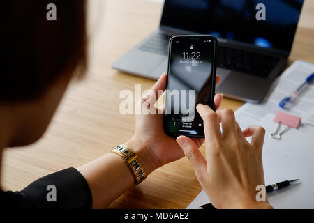 CHIANGMAI,THAILANDIA - Feb 15, 2018: Donna test del nuovo Apple iPhone X 10 smartphone nel business office,iPhone X è una delle nuove generazioni prodotto Apple che ho Foto Stock