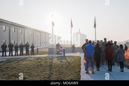 180329-N-BK DEVESELU435-0043, Romania (28 marzo 2018) velisti assegnati al supporto navale Facility Deveselu tenere un rispetto per il cinquantesimo anniversario della guerra del Vietnam. NSF Deveselu AAMDS e Romania sono co-localizzato con il rumeno 99th Base Militare e gioca un ruolo chiave nel missile balistico di difesa in Europa orientale. (U.S. Foto di Marina di Massa lo specialista di comunicazione 1a classe Jeremy Starr/rilasciato) Foto Stock