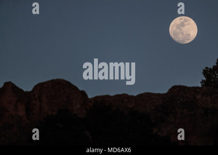 La Luna llena de febrero, Conocida como Luna de Nieve, pudo versetto mientras el satélite ingresaba en la zona de la penombra de la Tierra, en lo que se conoce como onu penumbral eclipse. Aqui se observa su salida en el horizonte de los cerrros cercanos una cantra, Chihuahua, Messico donde habita la comunidad indigena raramuri la luna piena di febbraio, noto come luna di neve, potrebbe essere visto come il satellite entrato nella zona di penombra della terra, in quello che è noto come un penumbral eclipse. Qui si osserva la sua uscita nell'orizzonte delle colline nei pressi di cantra, Chihuahua, Messico dove abita gli indigeni commun Foto Stock