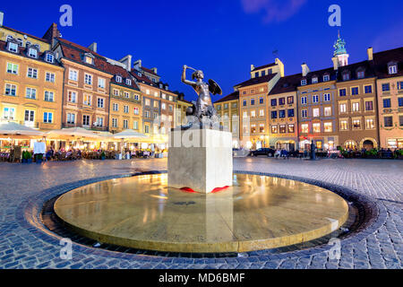 Vista notturna della statua di bronzo di Mermaid sulla Piazza del Mercato della Città Vecchia di Varsavia, circondato dalle colorate case vecchie, Polonia. Foto Stock