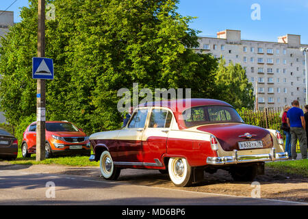 San Pietroburgo, Russia - 1 Settembre 2017: retrò sovietico auto rossa del Volga GAZ-21 rally retrò Gorky classic. Russo auto retrò sorge sul lato di ro Foto Stock