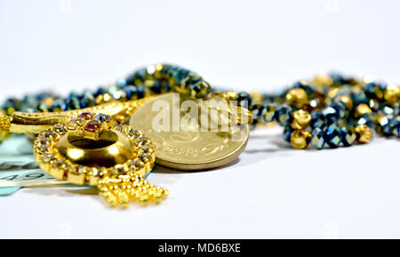 Nuovo indian 50 rupie moneta e 10 rupess Coinswith gioielli su sfondo isolato Foto Stock