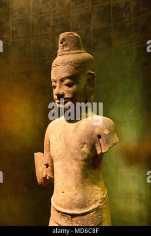 Antica arte buddista: Statua del Bodhisattva Lokeshvara, in Angkor Museo Nazionale Siem Reap Cambogia Angkor Foto Stock
