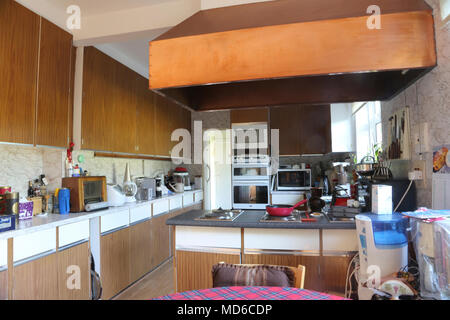 Interno della cucina con il Rame cappa gamma Cheam Surrey in Inghilterra Foto Stock