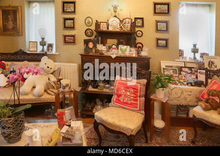 Interno del salotto con mobili in casa Surrey in Inghilterra Foto Stock