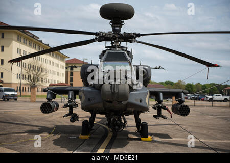 Un Boeing AH-64 elicottero Apache si siede sul Maxwell flightline Marzo 27, 2018, il Maxwell Air Force Base in Alabama. Gli elicotteri erano messi a terra in corrispondenza di Maxwell per quattro giorni a causa del maltempo. (U.S. Air Force foto di Airman 1. Classe Charles Welty) Foto Stock