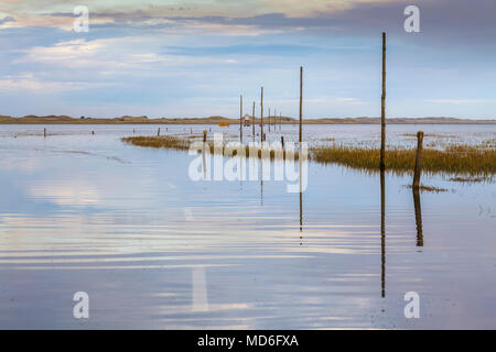 Alta Marea su Causeway al Santo Isola di Lindisfarne in Northumberland Foto Stock