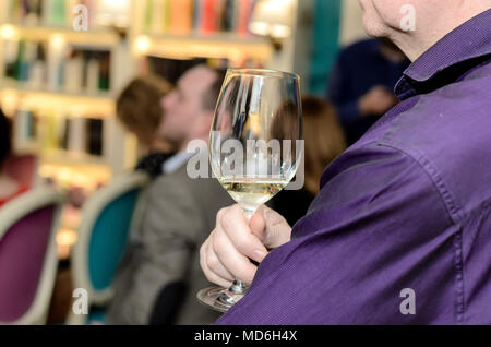 Business man mano che tiene un bicchiere di champagne di lusso party aziendale Foto Stock