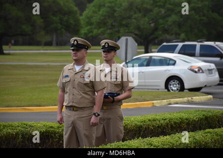 AGC Jason Archibald (sinistra) e AGC Ciad Collier (destra) portare la bandiera per un flag il sollevamento cerimonia presso la Naval Meteorologia ed oceanografia Command Headquarters pennone a Stennis Space Center come parte del Chief Petty Officer la celebrazione di compleanno settimana a Stennis. (U.S. Foto della marina da George Lammons) Foto Stock