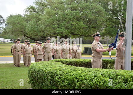 AGC Jason Archibald (sinistra) e AGC Ciad Collier (destra) alzare bandiera a bandiera sollevamento cerimonia presso la Naval Meteorologia ed oceanografia Command Headquarters pennone a Stennis Space Center con il capo dei sottufficiali di tutti i Naval Oceanografia comandi a Stennis. L alzabandiera era parte del Chief Petty Officer la celebrazione di compleanno settimana a Stennis. (U.S. Foto della marina da George Lammons) Foto Stock