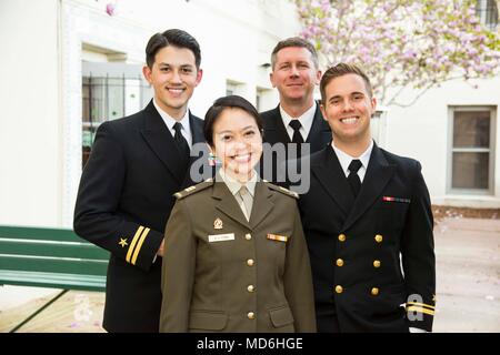 MONTEREY, ca. (8 marzo 2018) finalisti per questo trimestre operazioni militari Research Society (MORS) Tisdale Award, da sinistra, Lt. John Tanalega, Esercito Singapore Capt. Penelope Chia, Lt. La Cmdr. Sean Teter e il Tenente j.g. Robert Slye, hanno presentato le loro tesi di fronte ad un pubblico di ricerca operativa la facoltà e gli studenti nella Hall di Glasgow, 8 marzo. La Tisdale premio riconosce il quarto superiore della ricerca interventi tesi a breve termine impatto operativo. La missione di NPS è di fornire le pertinenti e unica formazione avanzata e i programmi di ricerca nazionali per aumentare l'efficacia in combattimento di commissionato office Foto Stock