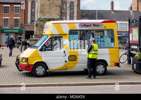 Uomo in un tabard di sicurezza giallo che acquista gelato da un Royd ICES van nella piazza del mercato Ripon North Yorkshire Inghilterra Regno Unito Foto Stock