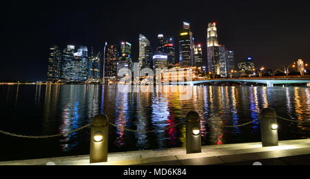 Skyline di notte dalla Marina Bay. Singapore Foto Stock