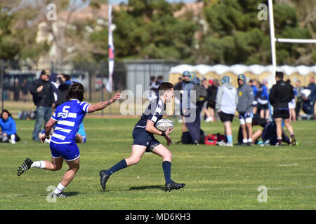 Marinaio Jonathan Dittoe, dalla Coast Guard ausili alla navigazione Team Sika, Alaska e la protezione di litorale uomini rubgy team, difende contro un avversario giocatore di rugby durante un sevens rugby match contro al Las Vegas Invitational, il più grande torneo di rugby in Nord America, 1 marzo 2018. Più di 275 squadre hanno gareggiato in 28 divisioni oltre l'annuale evento in più giorni, che correva a fianco degli USA Sevens Rugby internazionale torneo. (U.S. Coast Guard foto di Sottufficiali di prima classe di Rob Simpson/rilasciato) Foto Stock