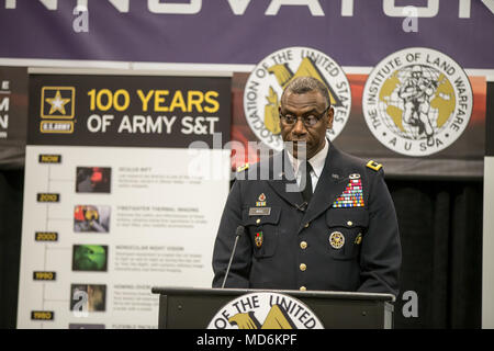 Stati Uniti Esercito il Mag. Gen. Cedric T. vince, Comandante generale degli Stati Uniti Esercito la ricerca e lo sviluppo e il comando di ingegneria, spiega i vantaggi dei nuovi Stati Uniti Esercito comando Futures a un pubblico presso l'associazione dell'esercito degli Stati Uniti forza globale Symposium 2018 di Huntsville, Alabama, 27 Mar, 2018. (U.S. Esercito foto di Sgt. 1. Classe Teddy Wade) Foto Stock