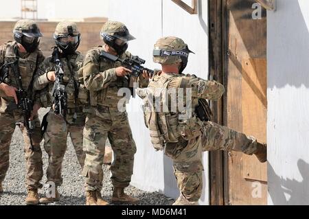Camp Buehring è un'installazione dell'esercito degli Stati Uniti in Kuwait che sostiene l'addestramento e le operazioni regionali. Il 20 marzo 2018, i soldati della compagnia Alpha, 1st Battalion, 6th Infantry Regiment conducono un'operazione di violazione presso lo U.S. Army Central Command Readiness Training Center. L'immagine d'archivio documenta l'addestramento delle operazioni urbane incentrato sull'ingresso forzato e sulle procedure di combattimento ravvicinato. Foto Stock