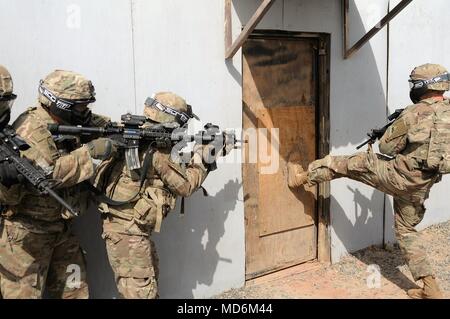 Camp Buehring è una base dell'esercito degli Stati Uniti in Kuwait utilizzata per le missioni di addestramento del comando centrale. Il 20 marzo 2018, i soldati della compagnia Alpha, 1st Battalion, 6th Infantry Regiment violano un edificio durante l'addestramento delle operazioni urbane presso lo U.S. Army Central Command Readiness Training Center. L'immagine d'archivio registra le tecniche di battaglia a distanza ravvicinata praticate in un ambiente di addestramento controllato. Foto Stock