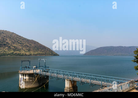 Splendida vista sul lago artificiale con percorso pubblico per godere di paesaggi naturali. Foto Stock