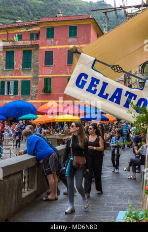 Gelateria sulla Via Visconti, con ombrelloni colorati di Piazza Marconi al di là, Vernazza, Liguria Foto Stock