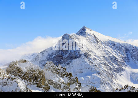 Un inverno vista da Mt. Titlis in Svizzera. Il Titlis è una montagna, situato sul confine fra i cantoni di Obvaldo e Berna, ho Foto Stock