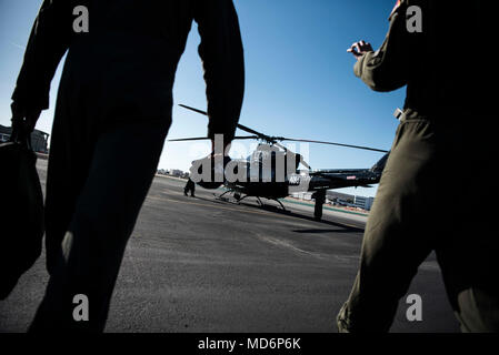 Membri dalla 71st Flying Training Wing (FTW), Vance Air Force Base, ok. Preparatevi per essere trasportato al Dodger Stadium, Marzo 29, 2018, Long Beach Airport, California Membri della settantunesima FTW sono stati selezionati per fare un cavalcavia per l'inizio del 2018 Los Angeles Dodgers stagione. (U.S Air Force da Tech. Sgt. Erik Cardenas) Foto Stock