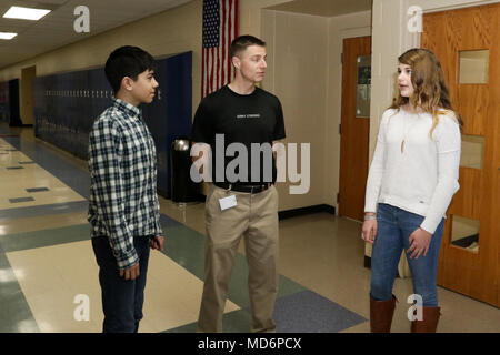 Olentangy Liberty Middle School consigliere Jason Durell (centro), un sergente in Ohio Army National Guard, parla al sesto-studenti Fauris Conner e Vanessa Adams. Entrambi Fauris e Adams sono figli di corrente o di ex militari. Il Olentangy locale distretto scolastico è stato insignito della Porpora Star Award da un membro advisory board per sostenere le famiglie militari. (Ohio Guardia Nazionale foto di Staff Sgt. Michael Carden) Foto Stock