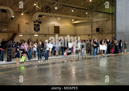 La famiglia e gli amici tenere indicazioni per bentornato 822nd Base Defense Squadron aviatori dopo una distribuzione, Marzo 30, 2018 a Moody Air Force Base, Ga. Il 822nd BDS restituita dopo aver trascorso diversi mesi distribuiti e guadagnare numerosi comando, ala e premi individuali. (U.S. Air Force photo by Staff Sgt. Eric estati Jr.) Foto Stock