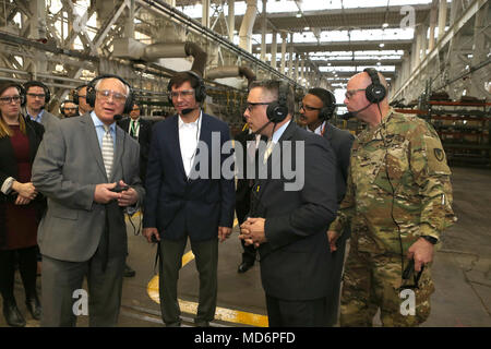 Membro del Congresso Paolo Tonko, a sinistra con il Segretario dell'esercito Mark Esper, il secondo da sinistra, chiedendo a capo di fabbricazione di Giovanni Zayhowski, secondo da destra, una domanda circa la produzione di un tubo del cannone. Foto Stock